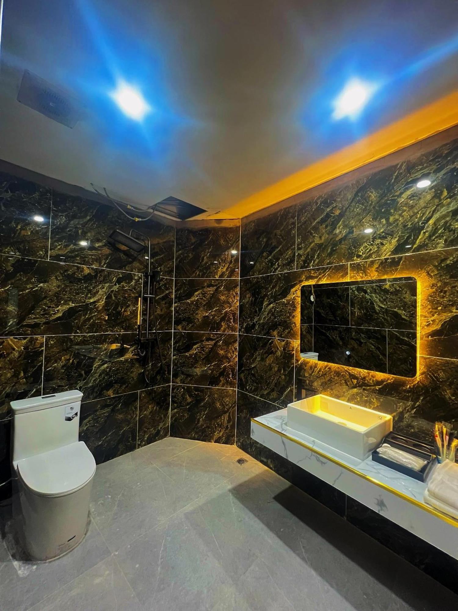 Venus Apartment Kham Thien Hanoi Exterior foto